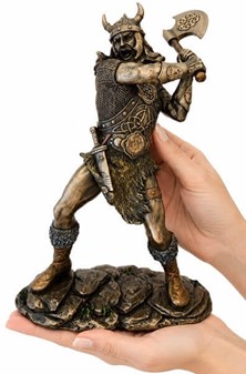 Viking figur. Bronzefigur af mægtige kriger, der svinger sin økse