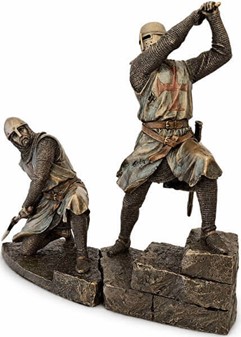 KRIGER FIGUR. Korsfarer, middelalderlig Tempelridder med tohåndssværd