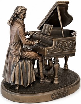 STUE INDRETNING. Unik og realistisk skulptur af Mozart ved klaveret