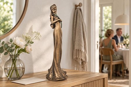 BRYLLUPSFIGURER. Smuk bronze skulptur af brudepige med lilje