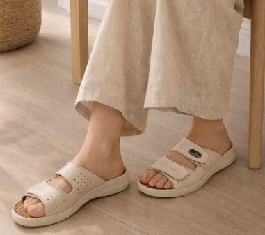 Ergonomiske beige sundhedssandaler dame med korksål og velcro