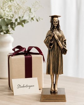 Kandidatgave til hende. Bronzefigur af pige i universitetshue og kappe