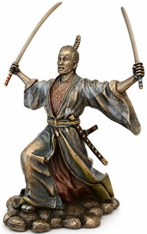 SAMURAI FIGUR. Bronze skulptur af japansk kriger med to sværd