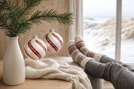 Hvide julekugler glas i hvid emalje farve med rød og hvid dekoration