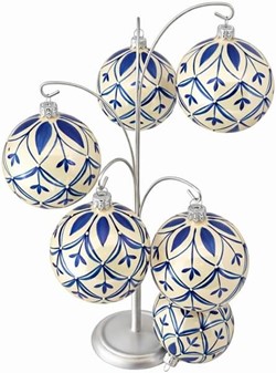 Glas juletræskugle i porcelænhvid med et blåt mønster. Ø 8 cm. 6 stk