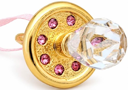 Forgyldt sut med Swarovski-krystaller – sød dåbsgave