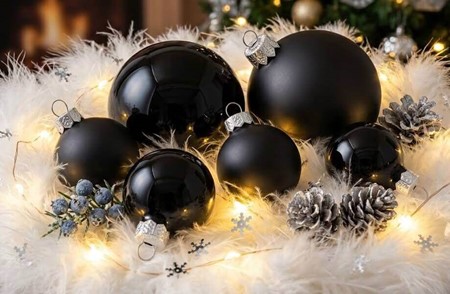 Små julekugler fra Polen, billige priser, sort mat & blank. Ø 3 & 6 cm