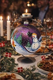 Violet stor julekugle mat med snemand og vinterlandskab. Ø 15 cm