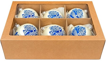 Jule glaskugle i hvid emalje porcelænsfarve med blå båd på kuglen. 8cm