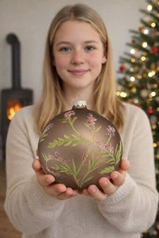 Glas julekugle stor, mat grå med en delikat plantedekoration. Ø 15 cm