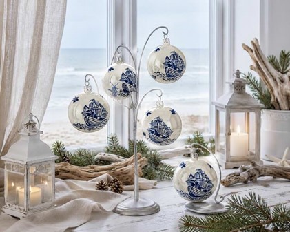 Jule glaskugle i hvid emalje porcelænsfarve med blå båd på kuglen. 8cm