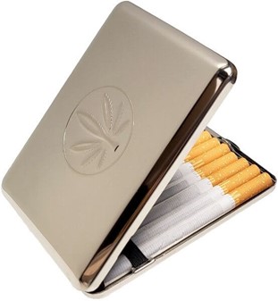 METAL CIGARETETUI. Eetui til lange cigaretter med en cannabis blomst