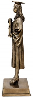 Kandidatgave til hende. Bronzefigur af pige i universitetshue og kappe