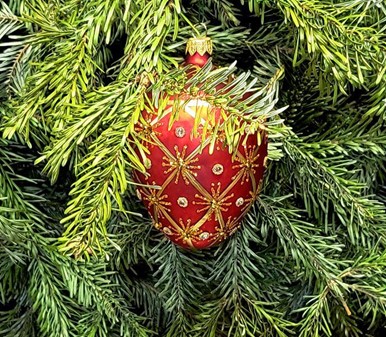 Håndmalet jule glas pynt i rød Fabergé æg form. Julefigur H: 13 cm