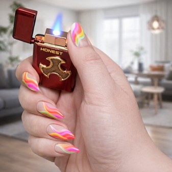 Unik rød turbo lighter. Elegant gave til hende med kraftig flamme