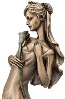 BRYLLUPSFIGURER. Smuk bronze skulptur af brudepige med lilje