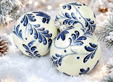 Polske julekugler i porcelænhvid med blå blomstermotiv. Ø 8 cm. 6 stk