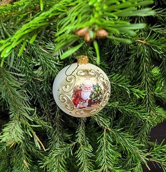 Nostalgisk julepynt: Hvide julekugler med julemand. Ø 8 cm, 6 stk