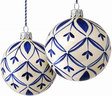 Glas juletræskugle i porcelænhvid med et blåt mønster. Ø 8 cm. 6 stk