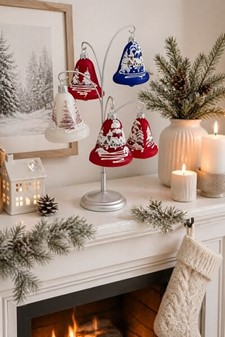 Juleklokke i rødt glas. Unik håndlavet vinterdrøm til dit juletræ