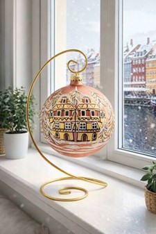 Stor julekugle glas i lyserød mat med hus og vinterlandskab. Ø 15 cm