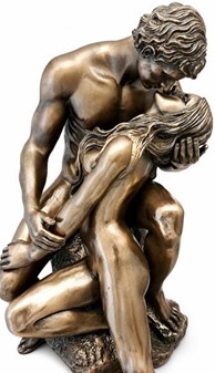 ROMANTISKE GAVER. Smuk figur af et nøgent par i et lidenskabeligt kys