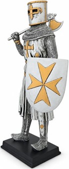 HISTORISK FIGUR. Stående crusader figur med økse og skjold