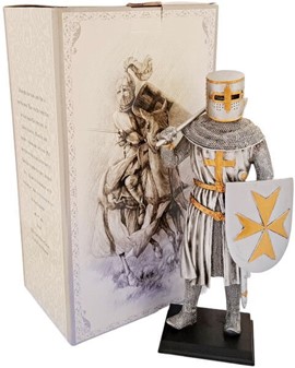 HISTORISK FIGUR. Stående crusader figur med økse og skjold
