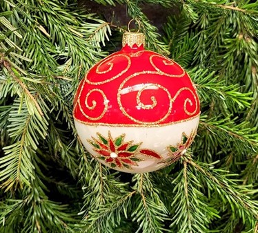 Eksklusive julekugler i rødt og hvidt. Klassisk pynt med glimt i øjet