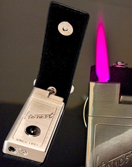 GAVE TIL MANDEN. Unik lighter nøglering med rød flamme i laveste pris