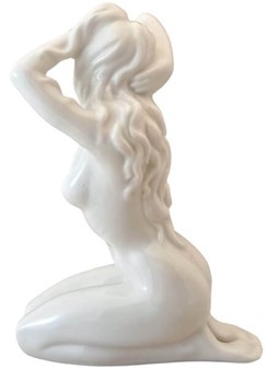 ROMANTISKE GAVER. Hvide porcelænsfigur af en nøgen kvinde