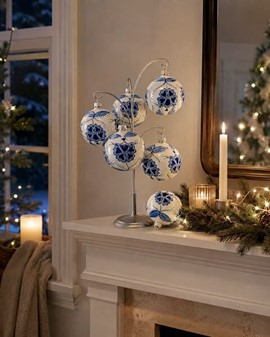 Juledekorationer i glas. Julekugler i porcelæn hvid med blå blomster