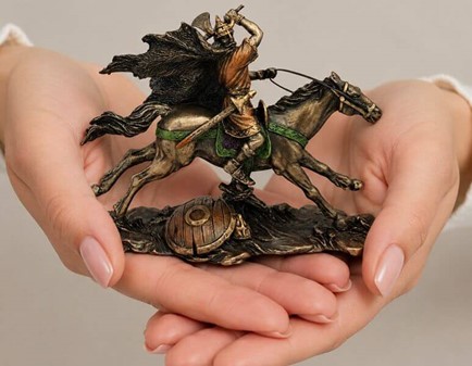 Viking på Hest i Kamp. Lille bronzefigur - en miniature saga