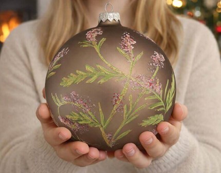 Glas julekugle stor, mat grå med en delikat plantedekoration. Ø 15 cm