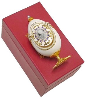 PERFEKT GAVE TIL SVIGERMOR. Lille smykkeopbevaring i Fabergé æg-stil
