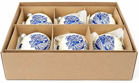 Jule glaskugle i hvid emalje porcelænsfarve med blå båd på kuglen. 8cm