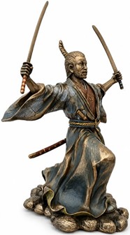 SAMURAI FIGUR. Bronze skulptur af japansk kriger med to sværd