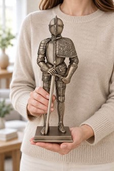 MIDDELALDER RIDDER. Flot bronze figur af ridder med et sværd