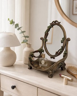 Sminkebord med roterende spejl i Art Nouveau. Til den stilfulde kvinde