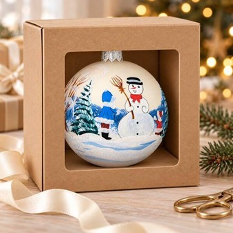 Julekugle glas i hvid mat og et vinterlandskab med en snemand. Ø 10 cm