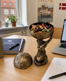 Elegant Atlas Figur med Åbningsklode. Smykkeopbevaring og Dekoration