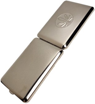 METAL CIGARETETUI. Eetui til lange cigaretter med en cannabis blomst