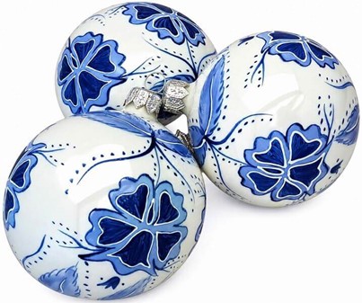 Juledekorationer i glas. Julekugler i porcelæn hvid med blå blomster