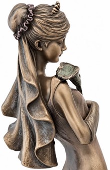BRYLLUPSFIGURER. Smuk bronze skulptur af brudepige med lilje