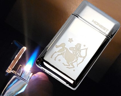 FØDSELSDAGSGAVER TIL MÆND. Smuk lighter med stjernetegn af Skytten