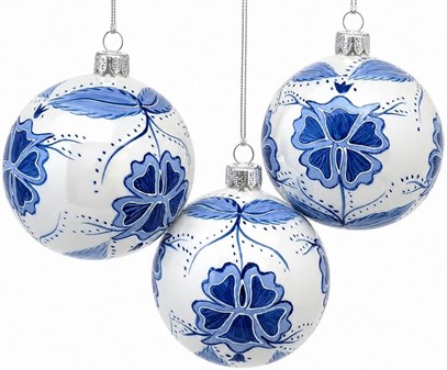 Juledekorationer i glas. Julekugler i porcelæn hvid med blå blomster