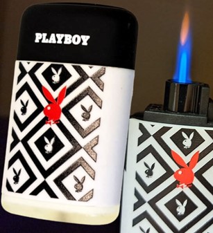 BILLIGE GAVER TIL HENDE. Billig lighter med blå flamme og Playboy-logo