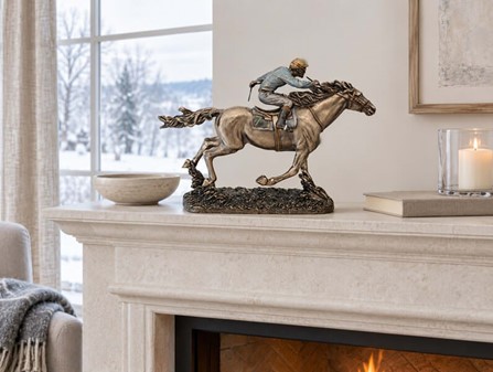 HESTEFIGUR. Imporedende bronzefigur Jockey på hest. Gave til rytter