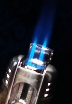 LIGHTER. GAVE TIL HAM OG HENDE. Lightere med dobelt jet flamme