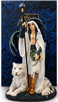DEKORATION TIL STUEN. Polyresin figur af Troldmand med hvid tiger